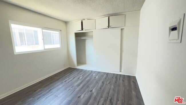 Building Photo - 975 S Kingsley Dr