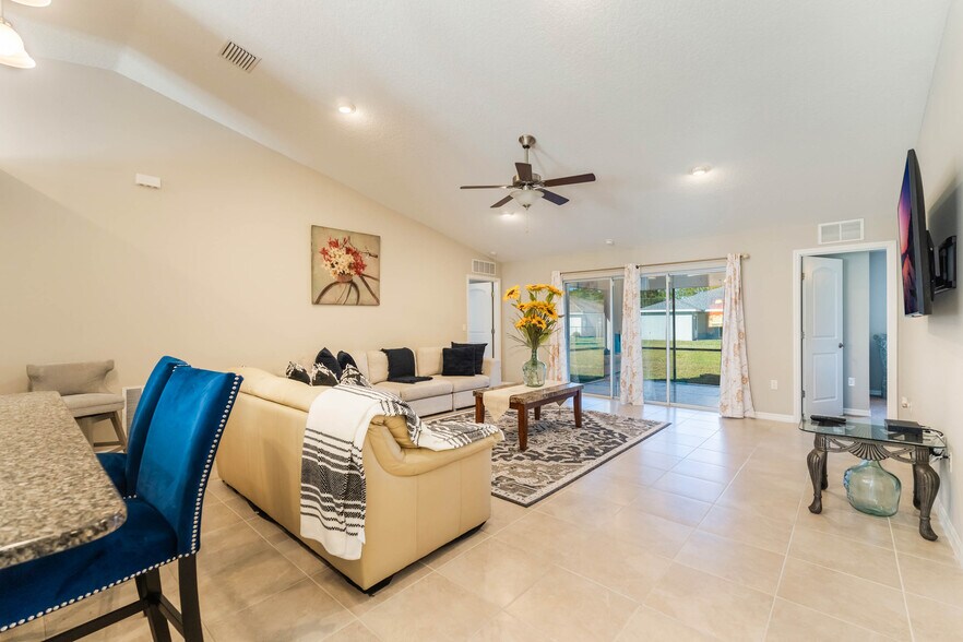 Building Photo - 15 Raeland Ln