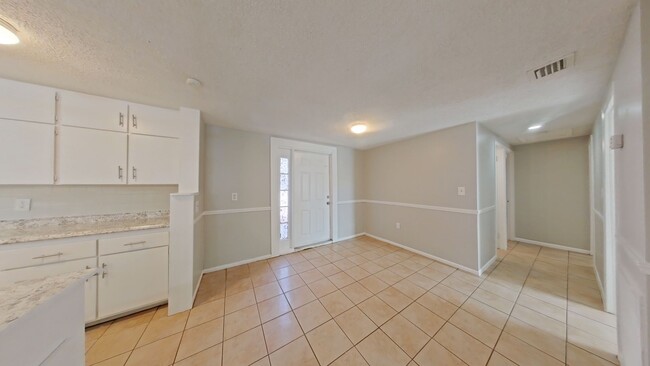 Building Photo - Unique 4/2 with In-law Apartment