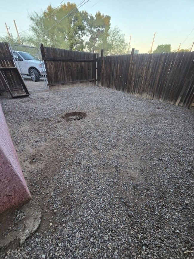 Building Photo - TRIPLEX 2BD/1BA COMING SOON!!! SPACIOUS BACKYARD!!