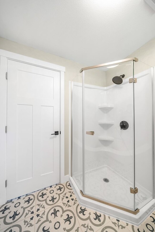 Building Photo - Beautifully updated 3 bed 3 bath Steilacoo...