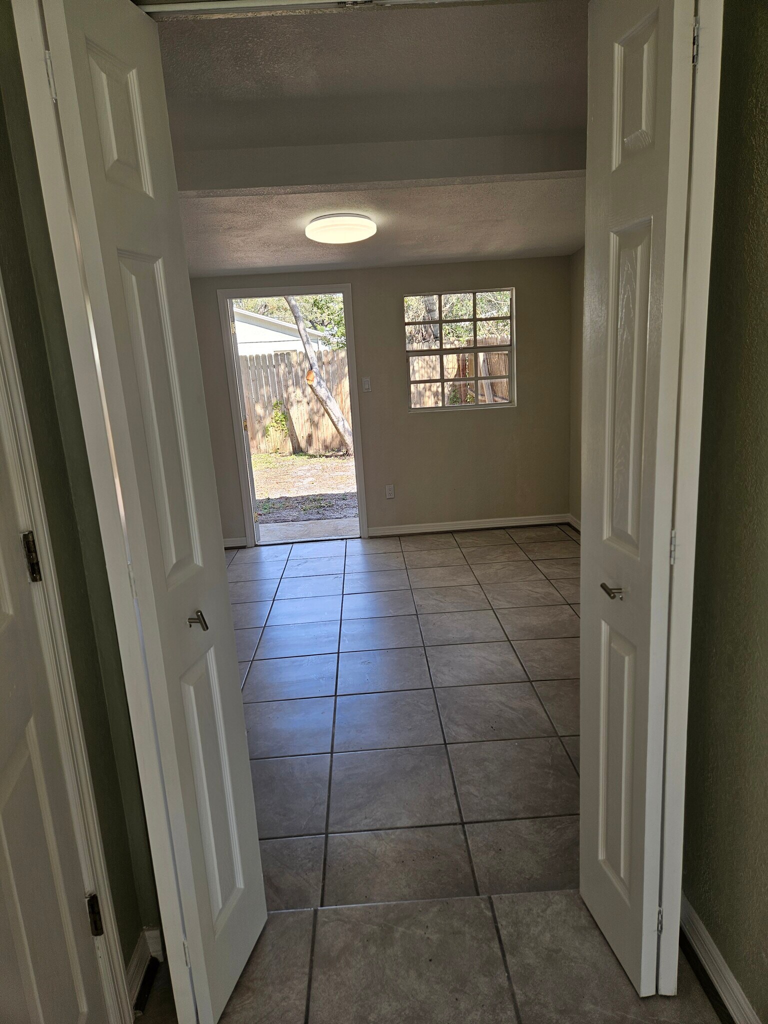 Building Photo - 3710 E Flora St