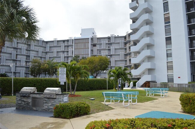 Building Photo - 3401 N Country Club Dr
