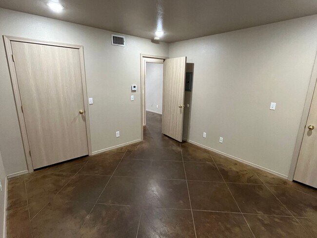 Building Photo - 1123 E 13th St