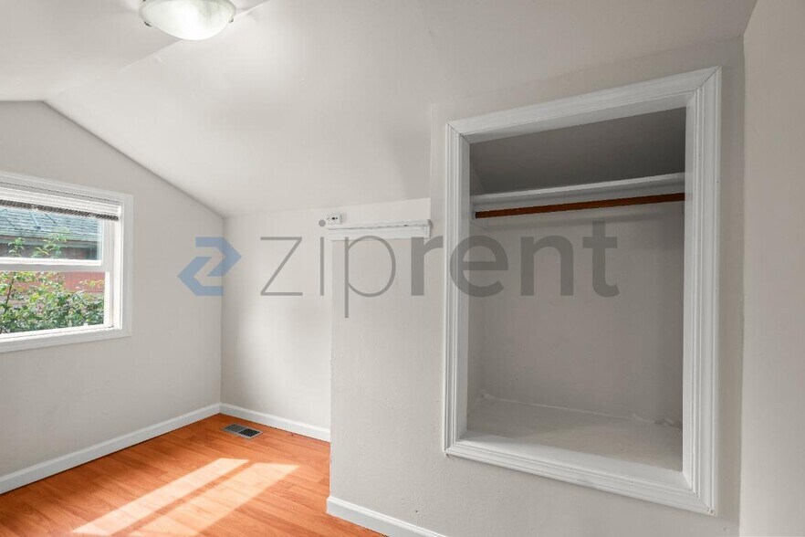 Building Photo - Unit