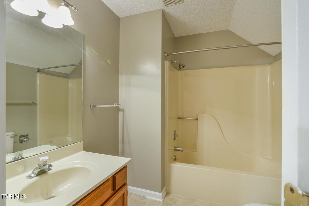 Building Photo - 2503 E Lakeview Dr