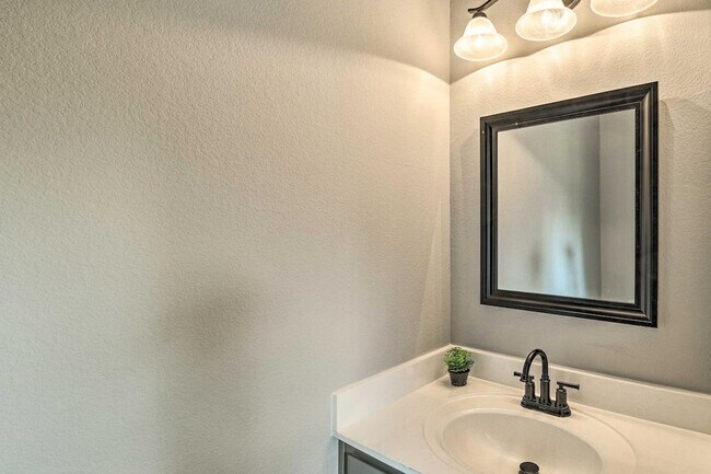 Building Photo - 4835 Sunflower St