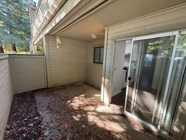 Building Photo - Rosemont Condo - Spacious & Updated 2-Bed, 1-Bath Condo with In-Unit Laundry!