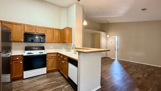 Building Photo - Upper-level condo $400 OFF FIRST MONTH!