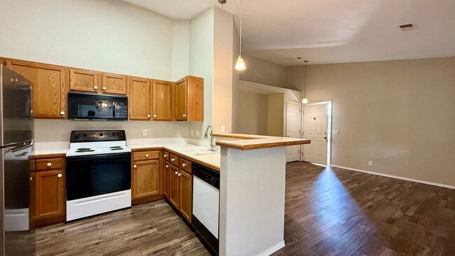Building Photo - Upper-level condo