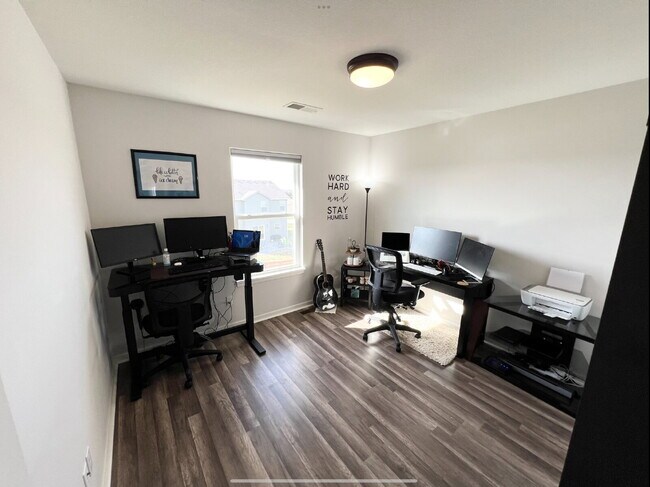 Building Photo - Beautiful 4 Bedroom/2.5 Bath Home *AVAILABLE MAY 15th*