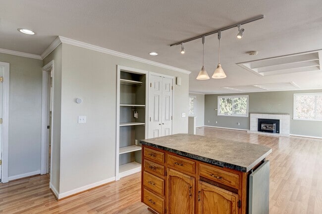 Building Photo - Spacious 2-Story Split-Level Home with Wat...