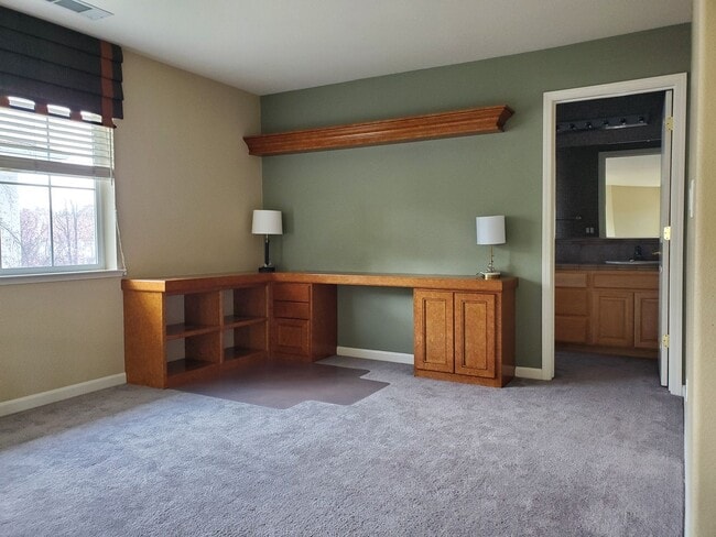 Building Photo - Huge 2 Bedroom House with separate Office ...