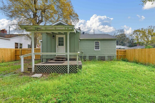 Building Photo - 206 Pinehill Dr
