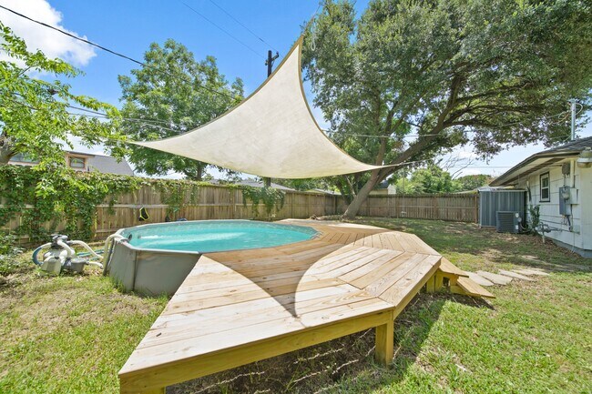 Building Photo - 5411 Meadow Creek Ln
