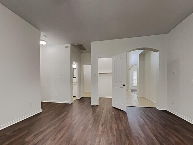 Building Photo - 2213 Oak Cir Dr N