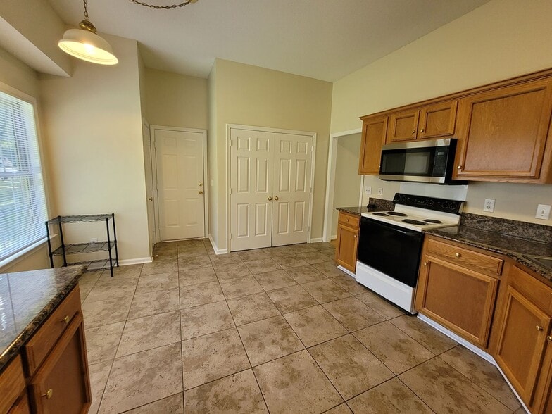 Building Photo - 8 Drakestone Ct