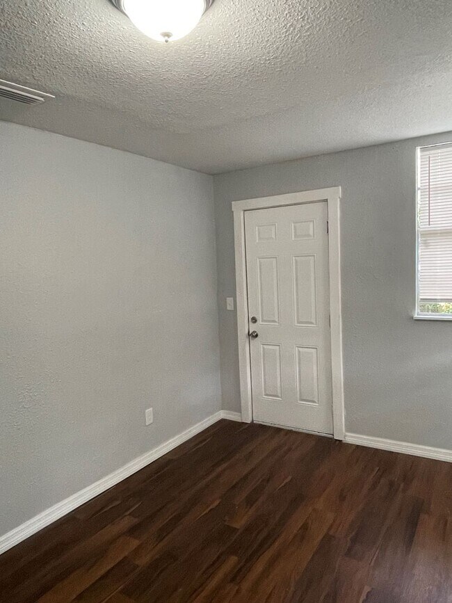 Building Photo - **Move in Ready 4/2 Single Family home