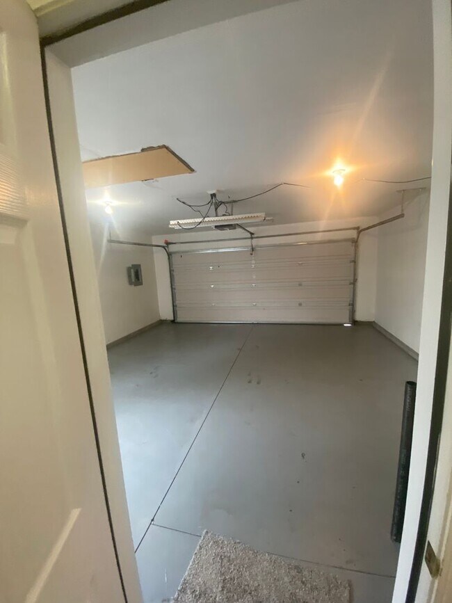 Building Photo - 3 Bed, 2 Bath,  Single Story, CUL-D-SAC Ho...
