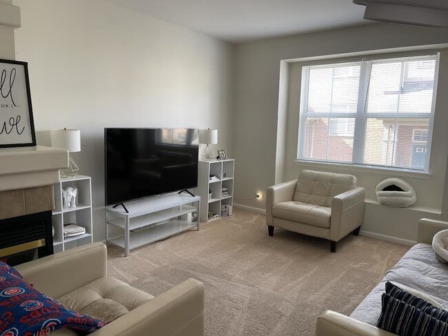 Building Photo - 1040 N Claremont Dr