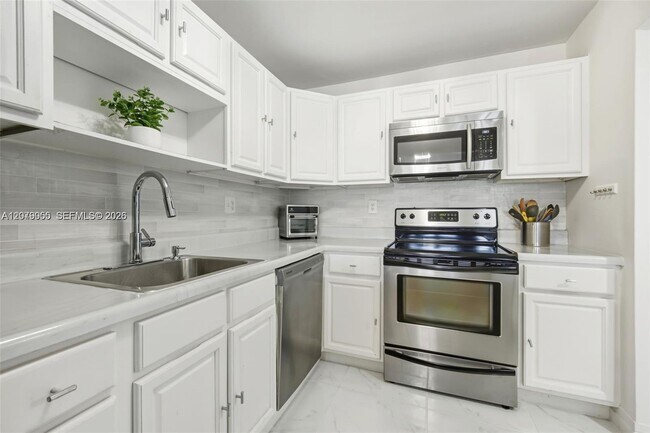 Building Photo - 140 Lakeview Dr