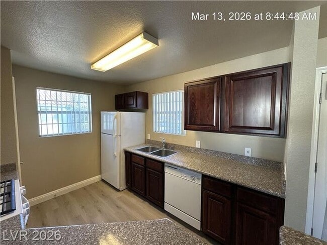 Building Photo - Fantastic NW second-floor unit with a welcoming layout and great natural flow!