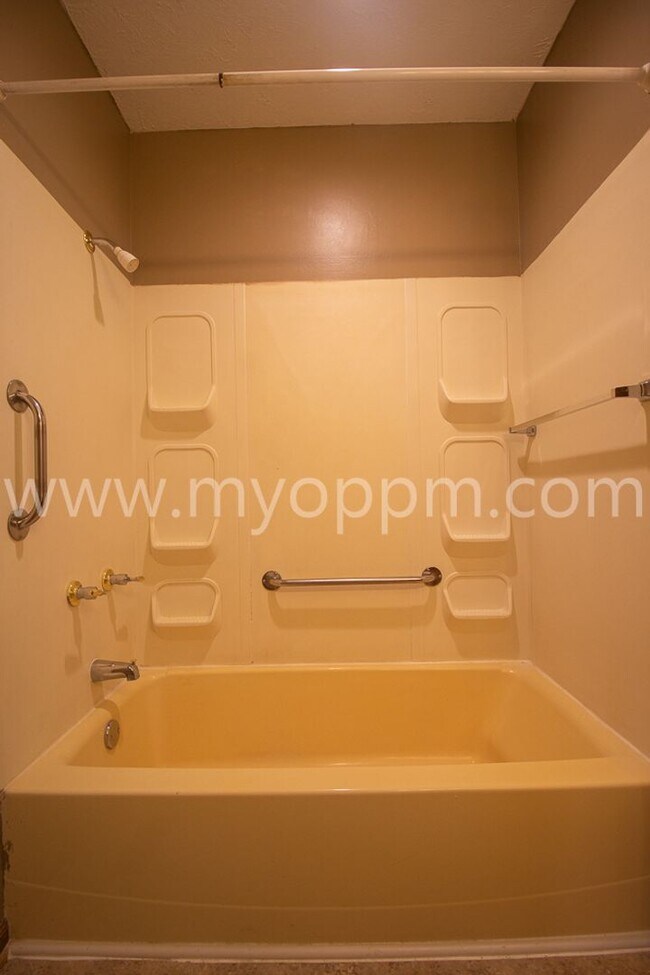 Building Photo - Great 3-Bedroom House on Westwood Lane