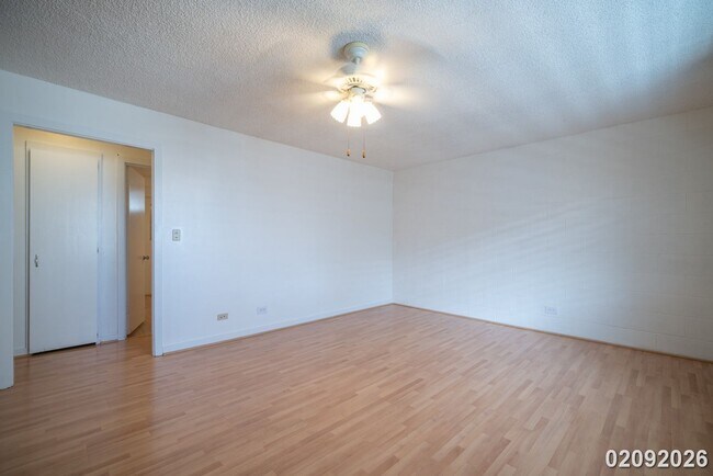 Building Photo - Prime Town Location – 1 Bed, 1 Bath Walk-Up - Corner Unit
