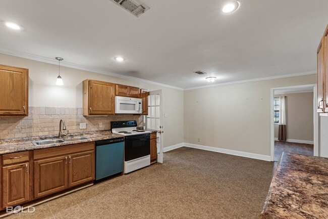 Building Photo - Check Out this 3 bed 2 bath!!