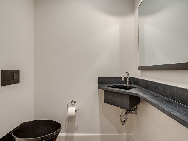 Building Photo - Luxury Living in the Heart of Tulsa