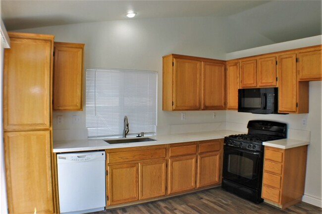 Building Photo - Roomy 4 bedroom home in Hesperia