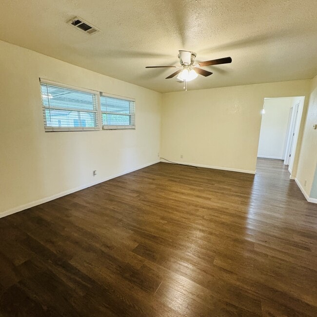 Building Photo - 306 Landry Dr