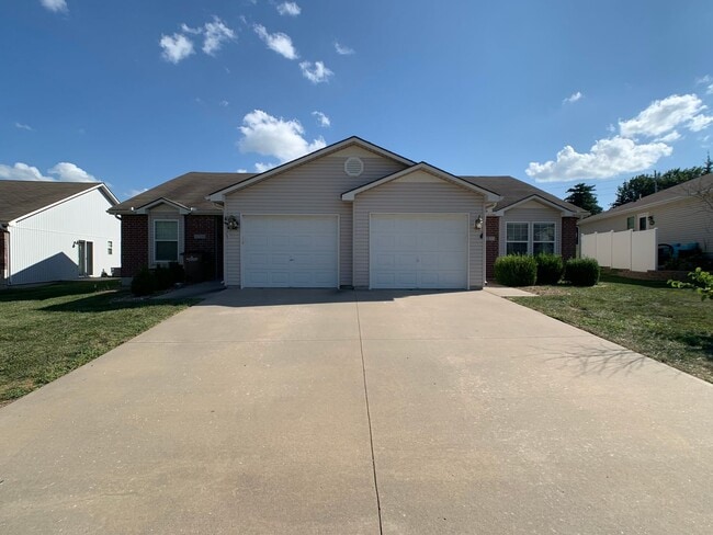 Building Photo - Freshly Updated, One Level Ranch, No Steps...