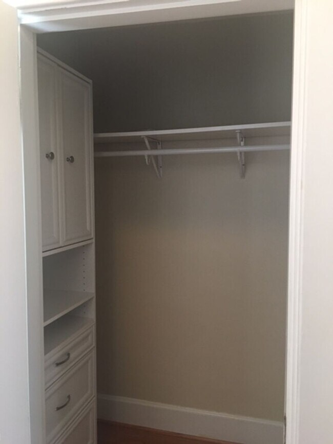 Building Photo - Kentucky mansion overlooking horse farm with stunning views    260308