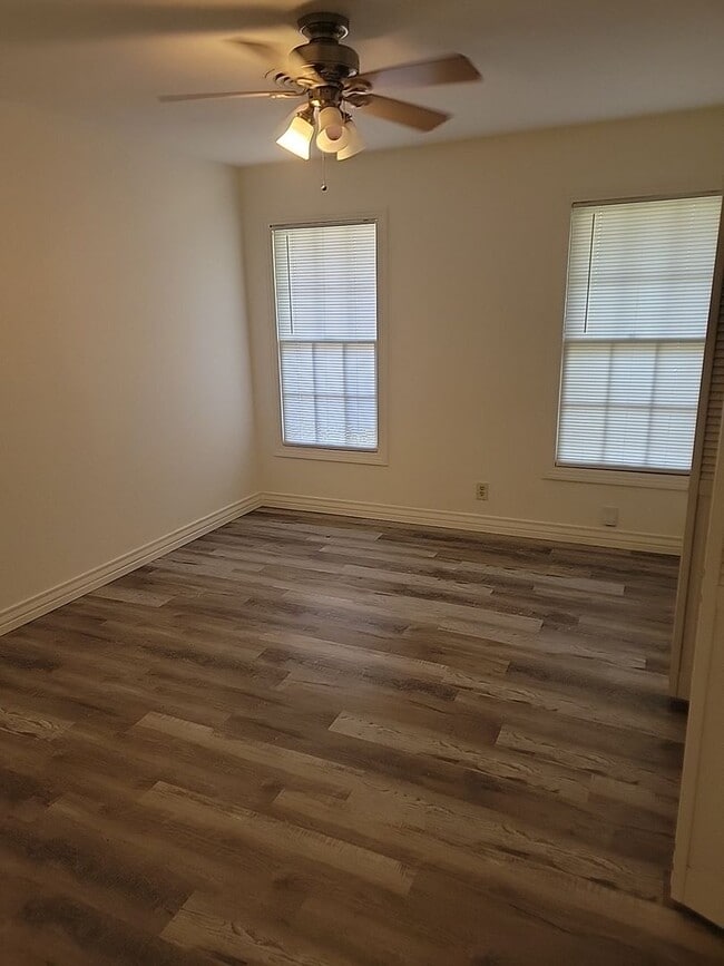 Building Photo - 3 bedroom 2 bathroom with 1 bedroom house in back