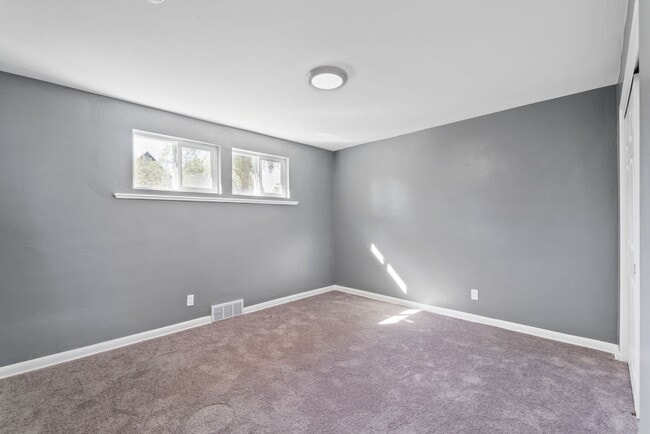 Building Photo - Charming 2-Bedroom unit with Modern Updates