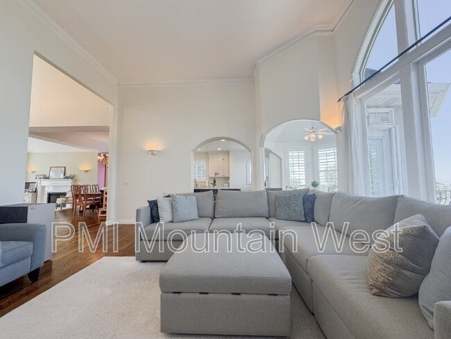 Building Photo - 49 E Fairway Dr