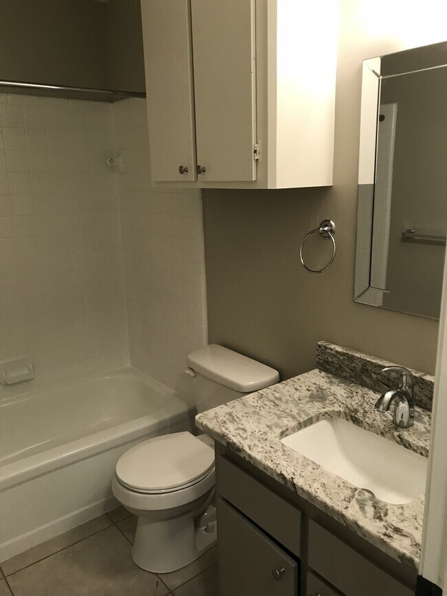 Building Photo - 612SB