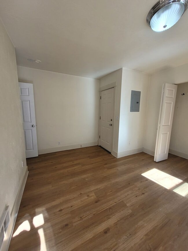 Building Photo - Spacious 1bd, semi-detached apartment for ...