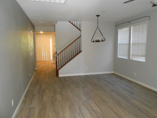 Building Photo - Beautiful Spacious Home in Mountains Edge