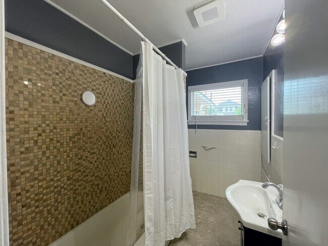 Building Photo - Charming 2-Bedroom Single-Family Home – Perfect for Comfort & Convenience!