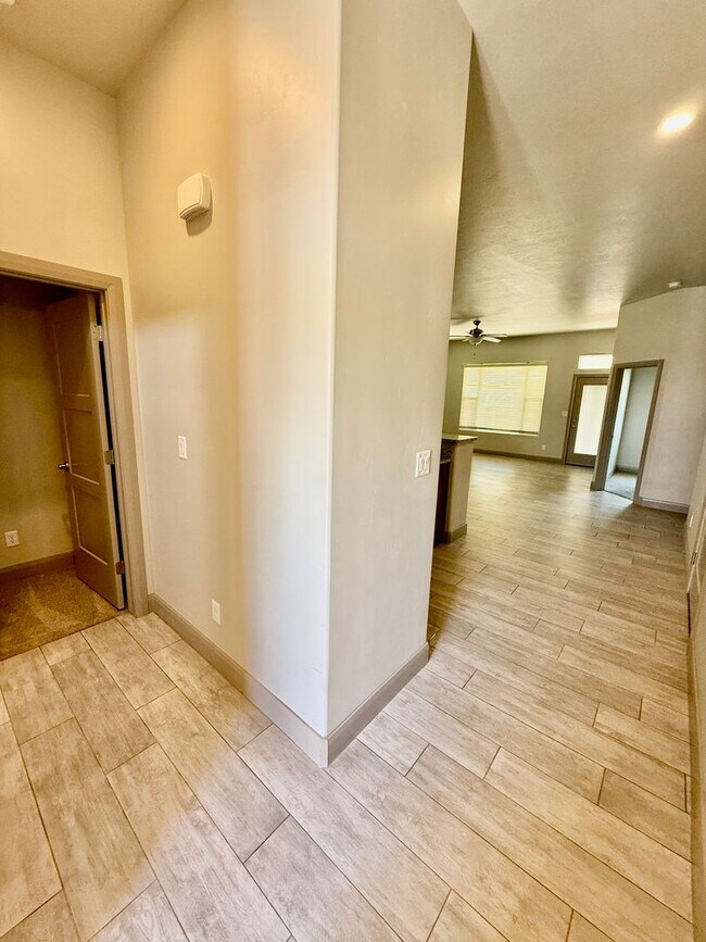 Building Photo - Spacious 2-Bedroom Duplex with Den & Fence...