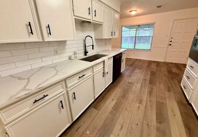 Building Photo - 1045 Chatwood Dr