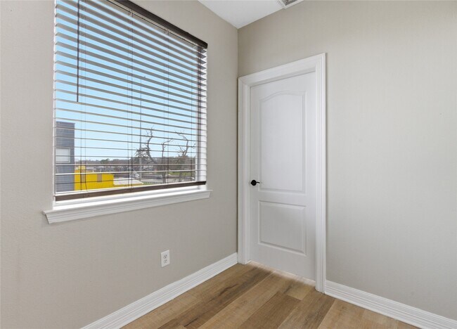 Building Photo - 408 Eichwurzel Ln