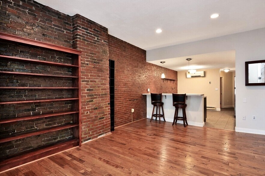 Building Photo - 385 Meridian St
