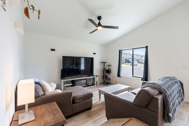 Building Photo - Rent: $2100; 3 bed
