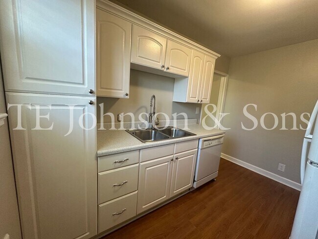 Building Photo - Spacious 2 Bedroom Condo