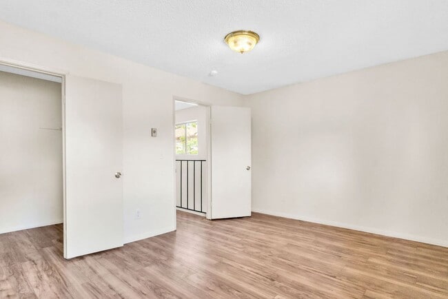 Building Photo - Great three bedroom townhome in UTC!  Avai...