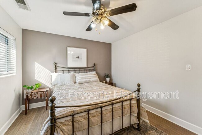 Building Photo - 530 W 10th St