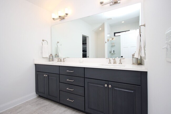 Building Photo - Beautiful, Custom-Built Pet-Friendly Lochlyn Hill Home